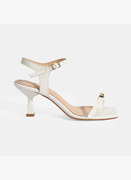 Kadın Beyaz Metal Aksesuarlı Parmak Arası Topuklu Ayakkabı - Görsel 2