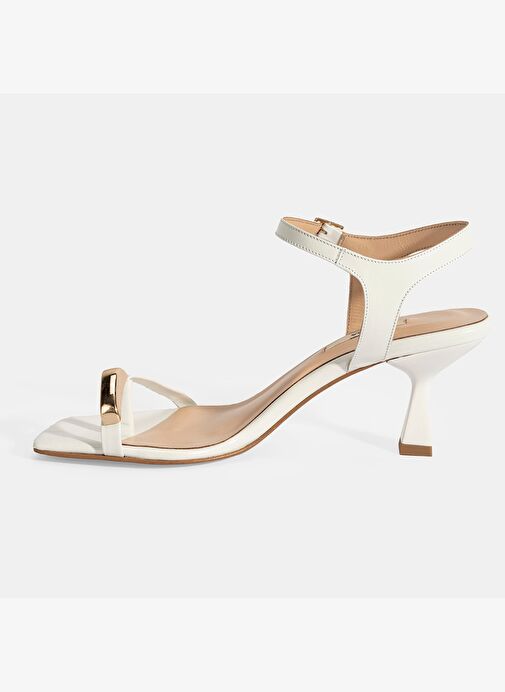 Kadın Beyaz Metal Aksesuarlı Parmak Arası Topuklu Ayakkabı - Görsel 4