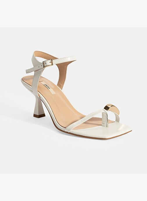 Kadın Beyaz Metal Aksesuarlı Parmak Arası Topuklu Ayakkabı - Görsel 6