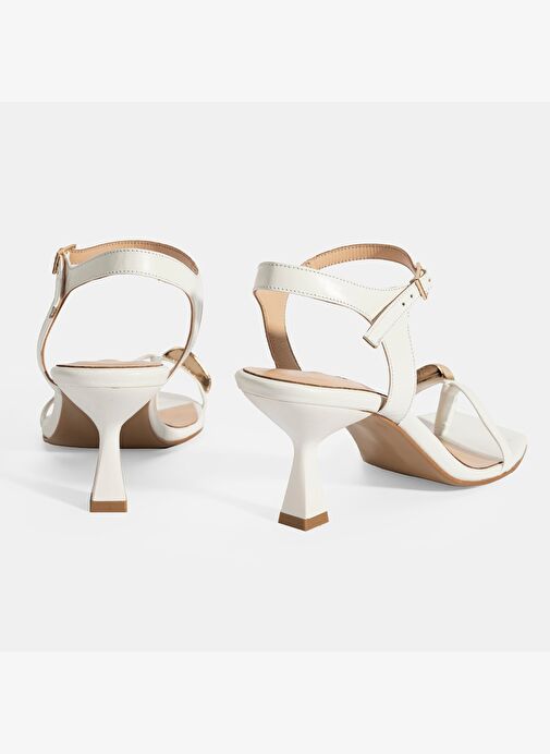 Kadın Beyaz Metal Aksesuarlı Parmak Arası Topuklu Ayakkabı - Görsel 9