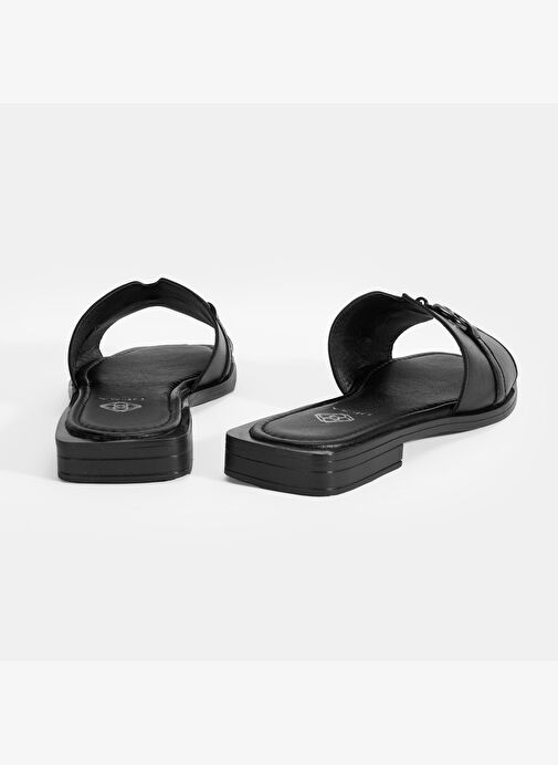 Kadın Siyah Metal Toka Aksesuarlı Deri Terlik - Görsel 9