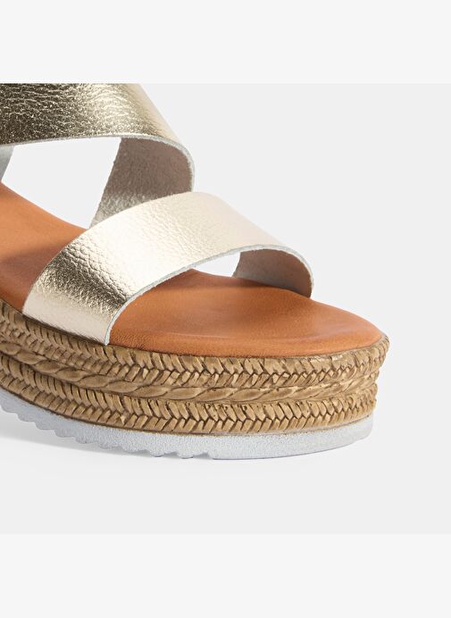 Kadın Gold Ayarlanabilir Tokalı Dolgu Topuklu Deri Sandalet - Görsel 7