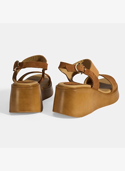 Kadın Taba Ayarlanabilir Tokalı Deri Detaylı Dolgu Topuklu Süet Sandalet - Görsel 7
