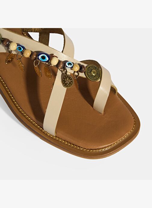 Bej Kadın Toka Detaylı Aksesuarlı Deri Sandalet - Görsel 9