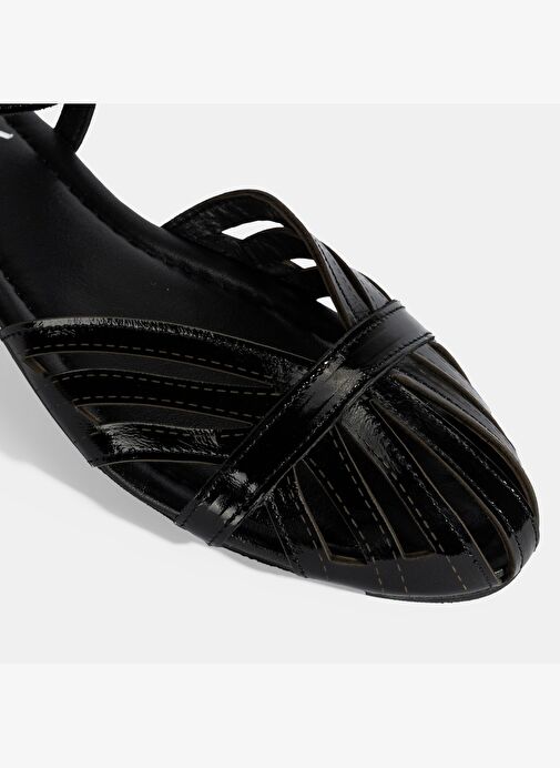 Kadın Siyah Ayarlanabilir Tokalı Rugan Sandalet - Görsel 8