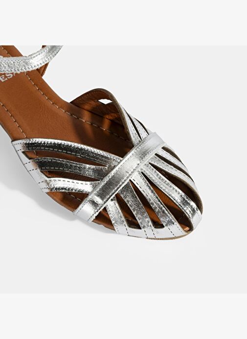 Kadın Gümüş Ayarlanabilir Tokalı Rugan Sandalet - Görsel 9