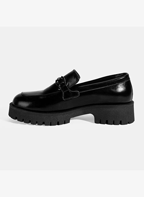 Kadın Siyah Metal Aksesuarlı Rugan Loafer - Görsel 4