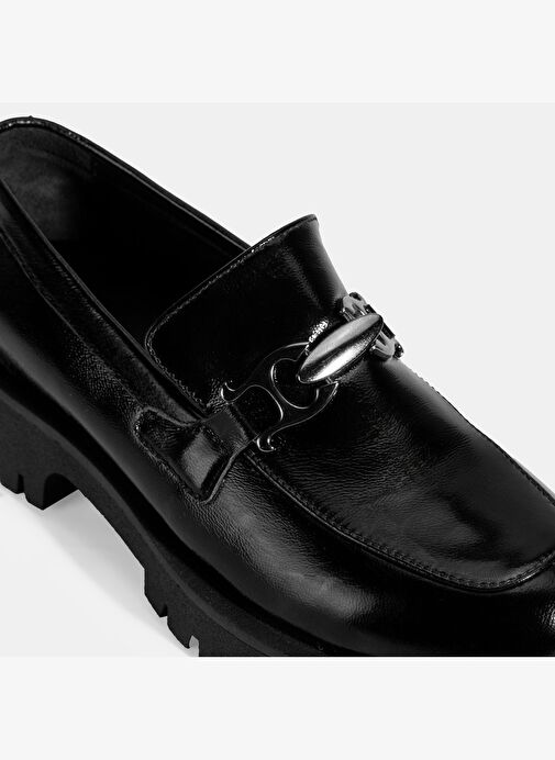 Kadın Siyah Metal Aksesuarlı Rugan Loafer - Görsel 7