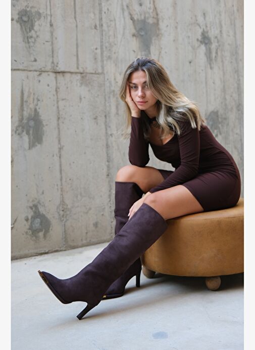 LEXA Kahverengi Süet Altın Detaylı Sivri Burunlu Kadın Topuklu Çizme - Görsel 3