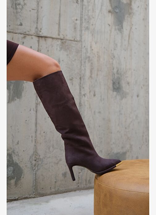 LEXA Kahverengi Süet Altın Detaylı Sivri Burunlu Kadın Topuklu Çizme - Görsel 9