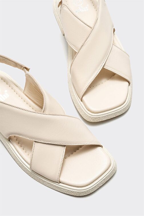 Bej Deri Kadın Düz Sandalet - Görsel 4