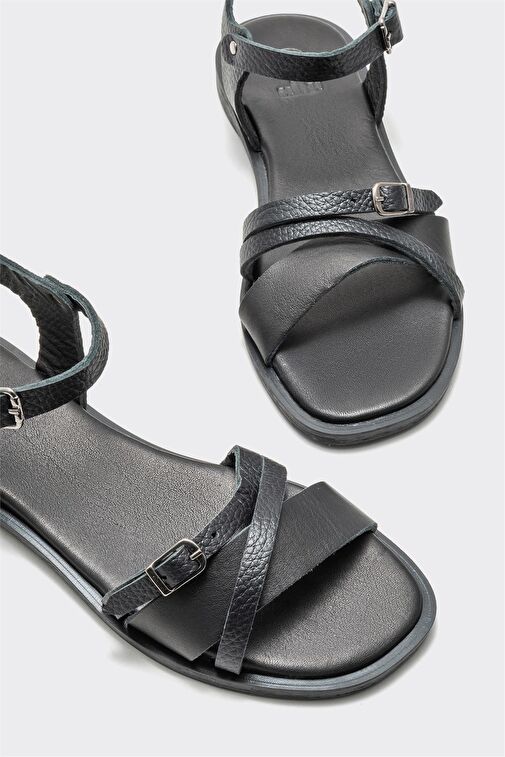 Siyah Deri Kadın Düz Sandalet - Görsel 4