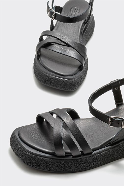 Siyah Deri Kadın Dolgu Topuk Sandalet - Görsel 4