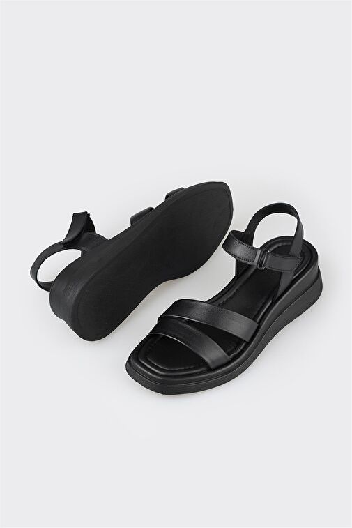 Siyah Deri Kadın Dolgu Topuk Sandalet - Görsel 4