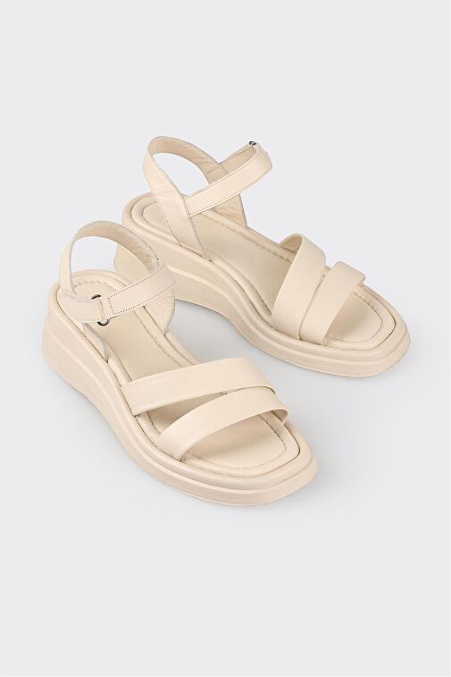 Bej Deri Kadın Dolgu Topuk Sandalet - Görsel 3