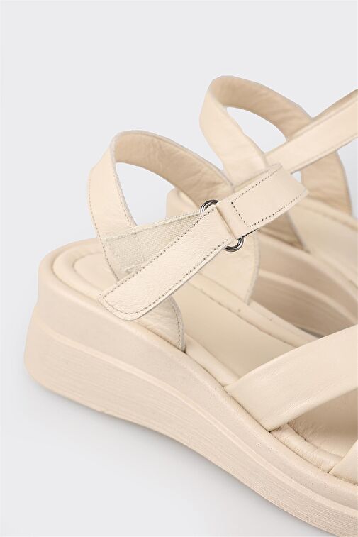 Bej Deri Kadın Dolgu Topuk Sandalet - Görsel 6