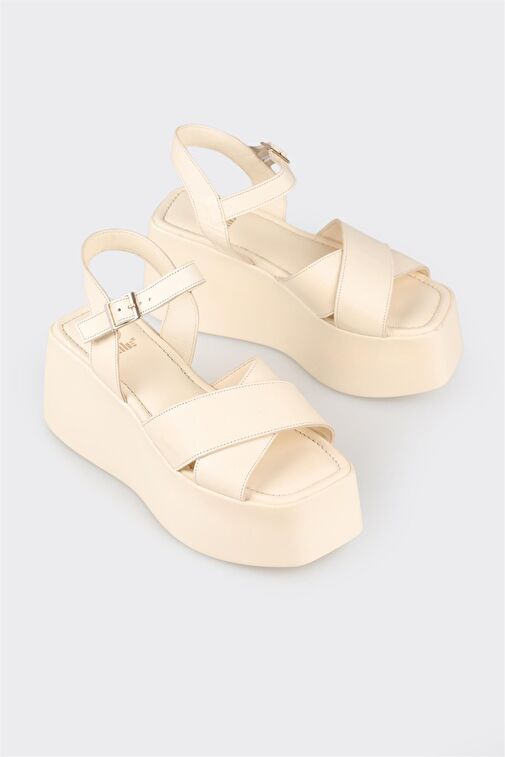 Bej Deri Kadın Dolgu Topuk Sandalet - Görsel 3