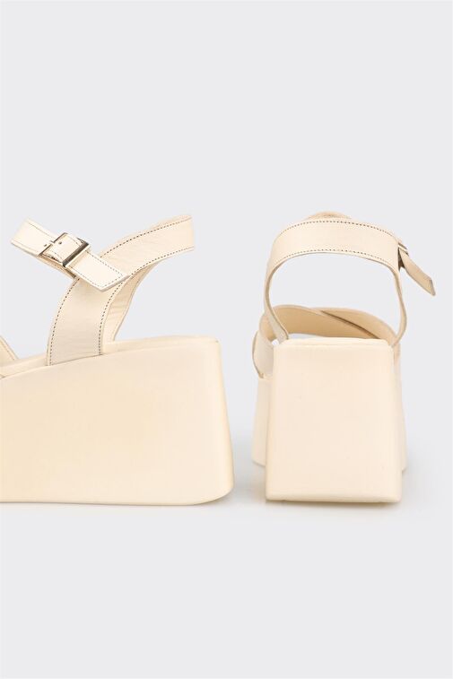 Bej Deri Kadın Dolgu Topuk Sandalet - Görsel 5