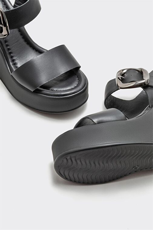 Siyah Deri Kadın Dolgu Topuk Sandalet - Görsel 4