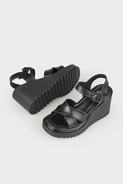 Siyah Deri Kadın Dolgu Topuk Sandalet - Görsel 4