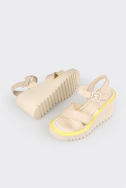 Ekru Deri Kadın Dolgu Topuk Sandalet - Görsel 4