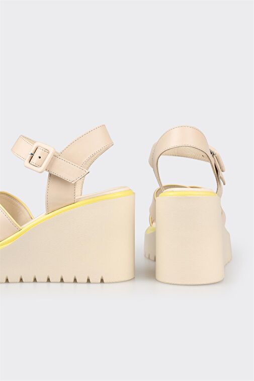 Ekru Deri Kadın Dolgu Topuk Sandalet - Görsel 5