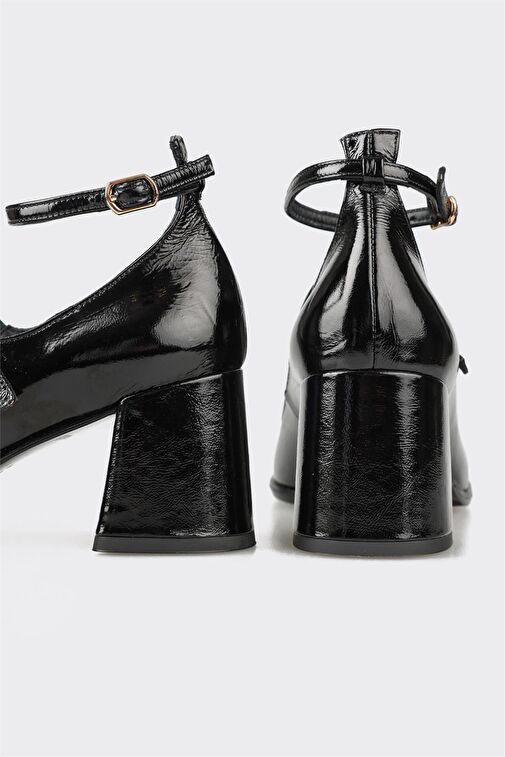 Elle Siyah Kadın Rugan Topuklu Ayakkabı IUNTRA - Görsel 5