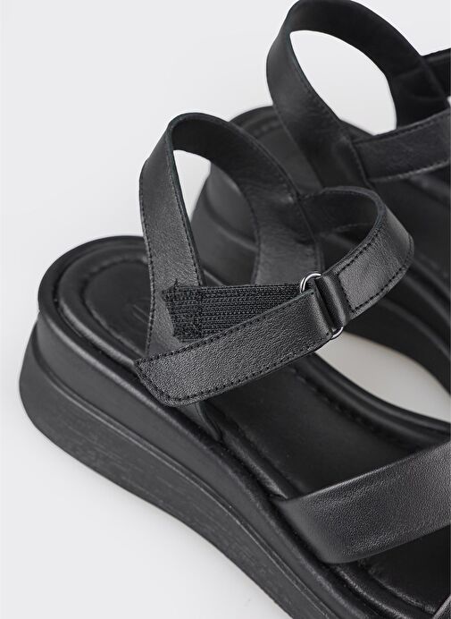 Siyah Deri Kadın Dolgu Topuk Sandalet - Görsel 6