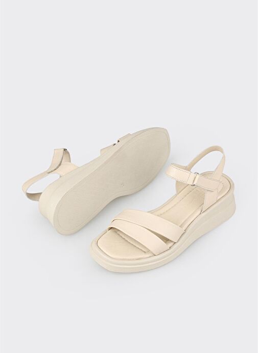 Ekru Deri Kadın Dolgu Topuk Sandalet - Görsel 4