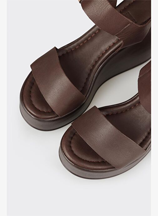 Kahve Deri Kadın Dolgu Topuk Sandalet - Görsel 5