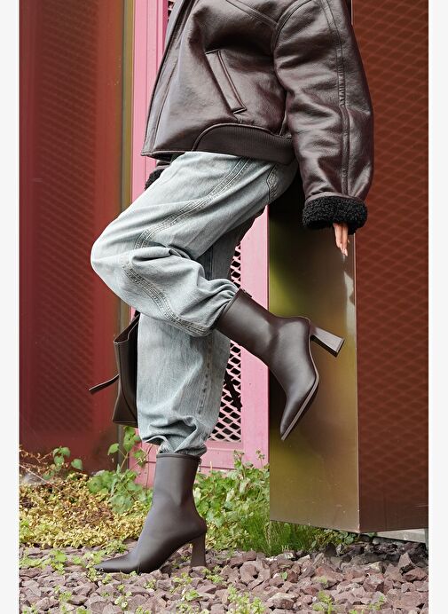 Kadın Topuklu Bot Sivri Burun Arkadan Fermuarlı Kalın Ökçe Kikas Kahve - Görsel 3