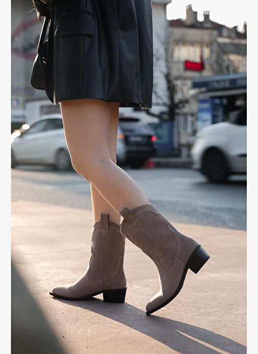 Kadın Sivri Burun Dikiş Detaylı Western Bot Voleta Vizon Süet - Görsel 3