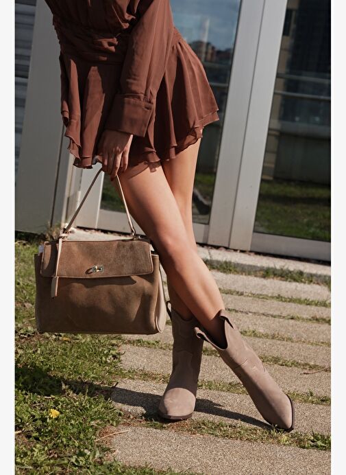 Kadın Sivri Burun Dikiş Detaylı Western Bot Voleta Vizon Süet - Görsel 8