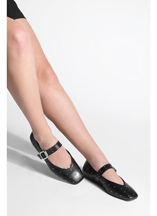 Kadın Küt Burun Tokalı Zımbalı Babet Velona Siyah - Görsel 5