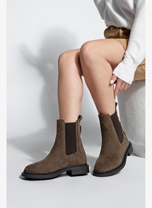 Kadın Altın Düğmeli Çift Lastikli Arkadan Fermuarlı Günlük Bot Valone Kahve Süet - Görsel 3