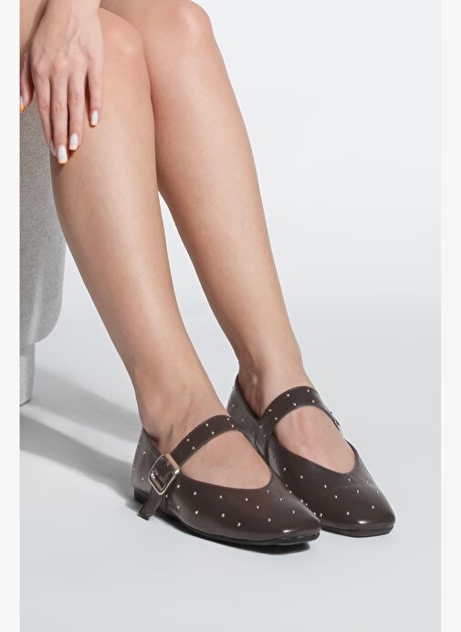 Kadın Küt Burun Tokalı Zımbalı Babet Velona Kahve - Görsel 3