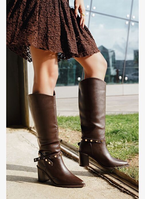 Kadın Sivri Burun Fermuarsız Çıkarılabilen Tokalı Troklu Zımbalı Topuklu Çizme Fuslep Kahve - Görsel 8