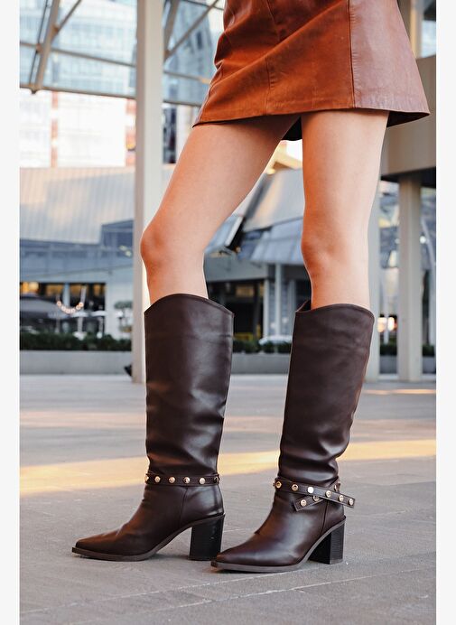 Kadın Sivri Burun Fermuarsız Çıkarılabilen Tokalı Troklu Zımbalı Topuklu Çizme Fuslep Kahve - Görsel 6