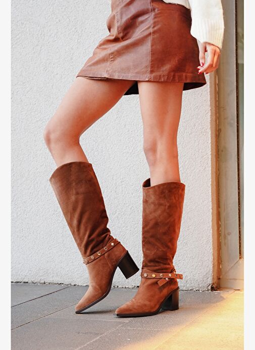 Kadın Sivri Burun Fermuarsız Çıkarılabilen Tokalı Troklu Zımbalı Topuklu Çizme Fuslep Taba Süet - Görsel 3