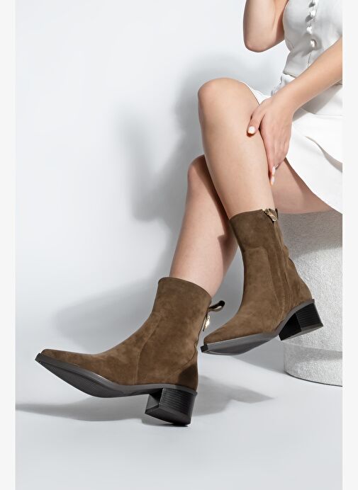 Kadın Sivri Burun Altın Detaylı Topuklu Bot Kenor Kahve Süet - Görsel 3