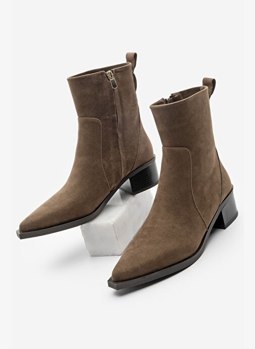 Kadın Sivri Burun Altın Detaylı Topuklu Bot Kenor Kahve Süet - Görsel 2