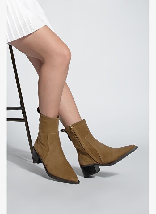 Kadın Sivri Burun Altın Detaylı Topuklu Bot Kenor Taba Süet - Görsel 5