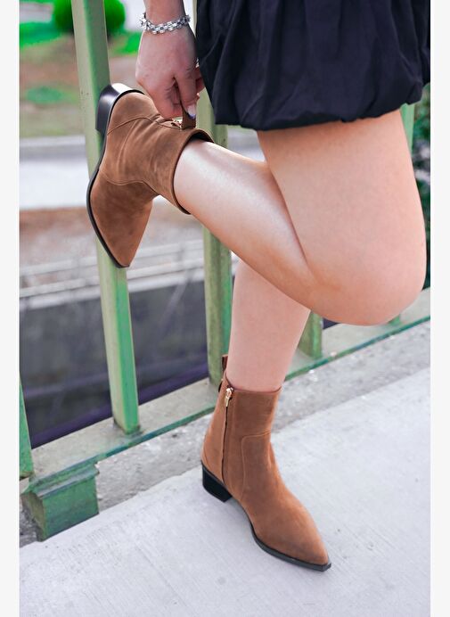 Kadın Sivri Burun Altın Detaylı Topuklu Bot Kenor Taba Süet - Görsel 3