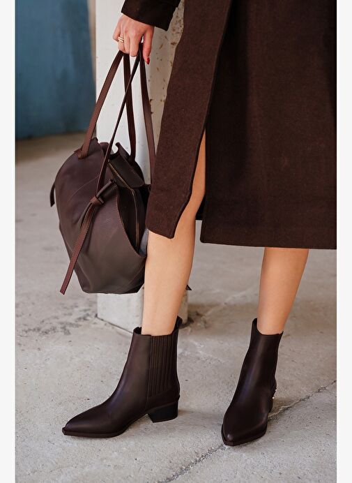 Kadın Sivri Burun Chelsea Çift Lastikli Troklu Zımbalı Topuklu Bot Alura Kahve - Görsel 3