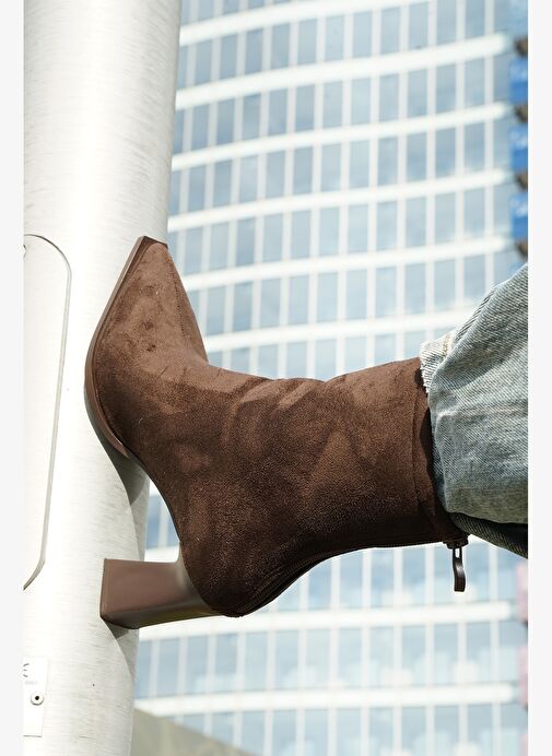 Kadın Topuklu Bot Sivri Burun Arkadan Fermuarlı Kalın Ökçe Kikas Kahve Süet - Görsel 8