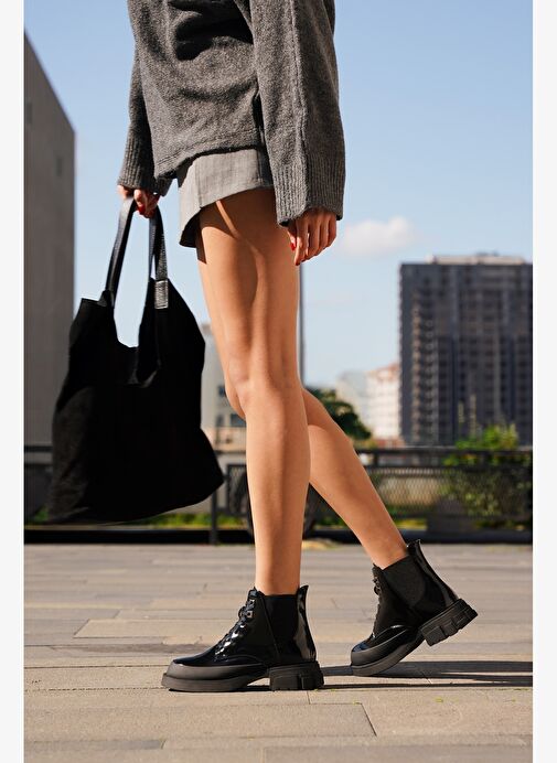 Kadın Bağcıklı Lastikli Kalın Topuklu Kısa Postal Bot Kenvo Siyah Rugan - Görsel 7