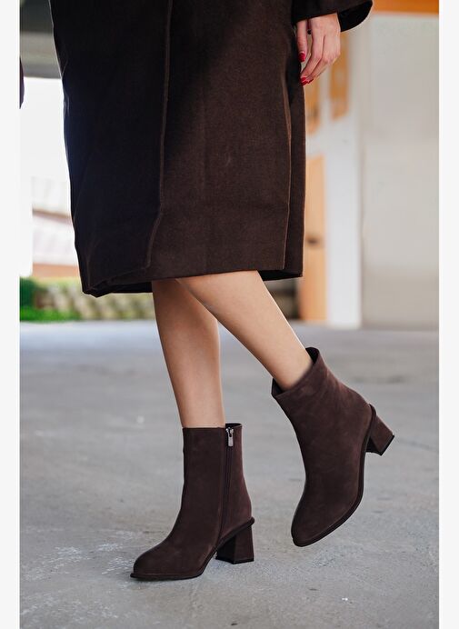 Kadın Sivrii Burun Arkadan Fermuarlı Dikiş Detaylı Kalın Topuklu Bot Atirya Kahve Süet - Görsel 3