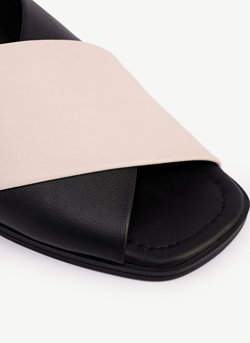 Yargıcı Siyah - Beyaz Kadın Deri Sandalet 24YKAY4583X - Görsel 4
