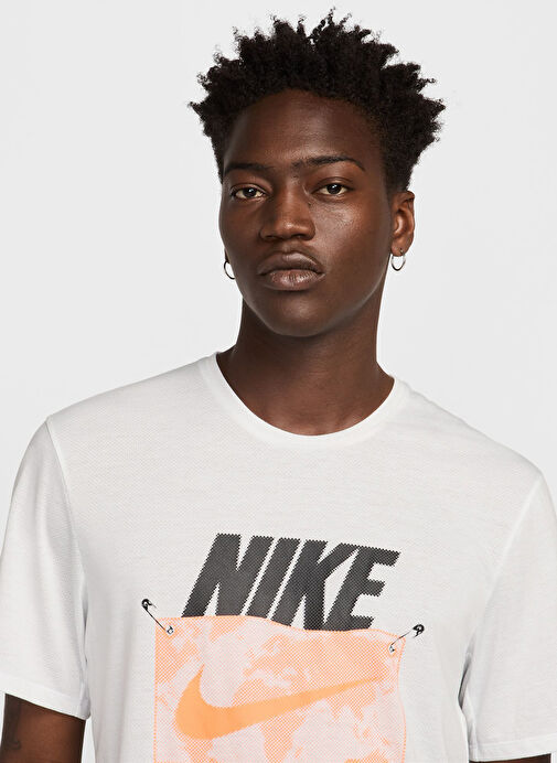 Nike Beyaz Erkek Normal Baskılı T-Shirt Hj4158-121 Nk Df Run