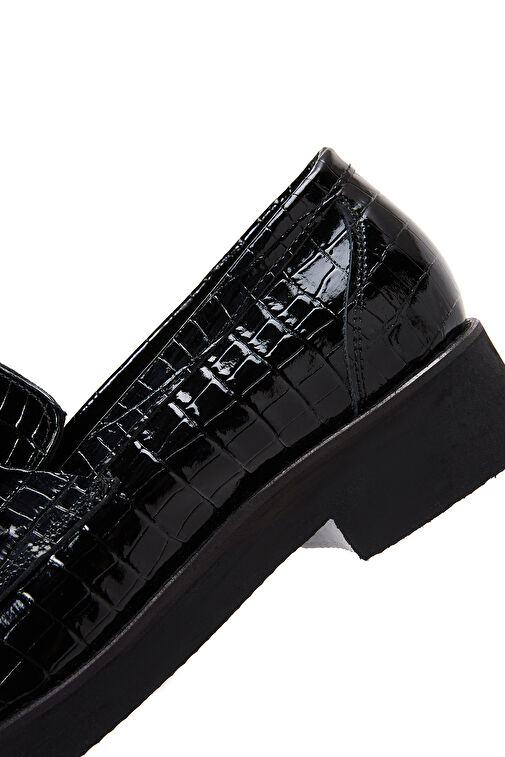 Kadın Siyah Kroko Desenli Zincir Detaylı Deri Maskülen Loafer 24WFD1300E3 - Görsel 9